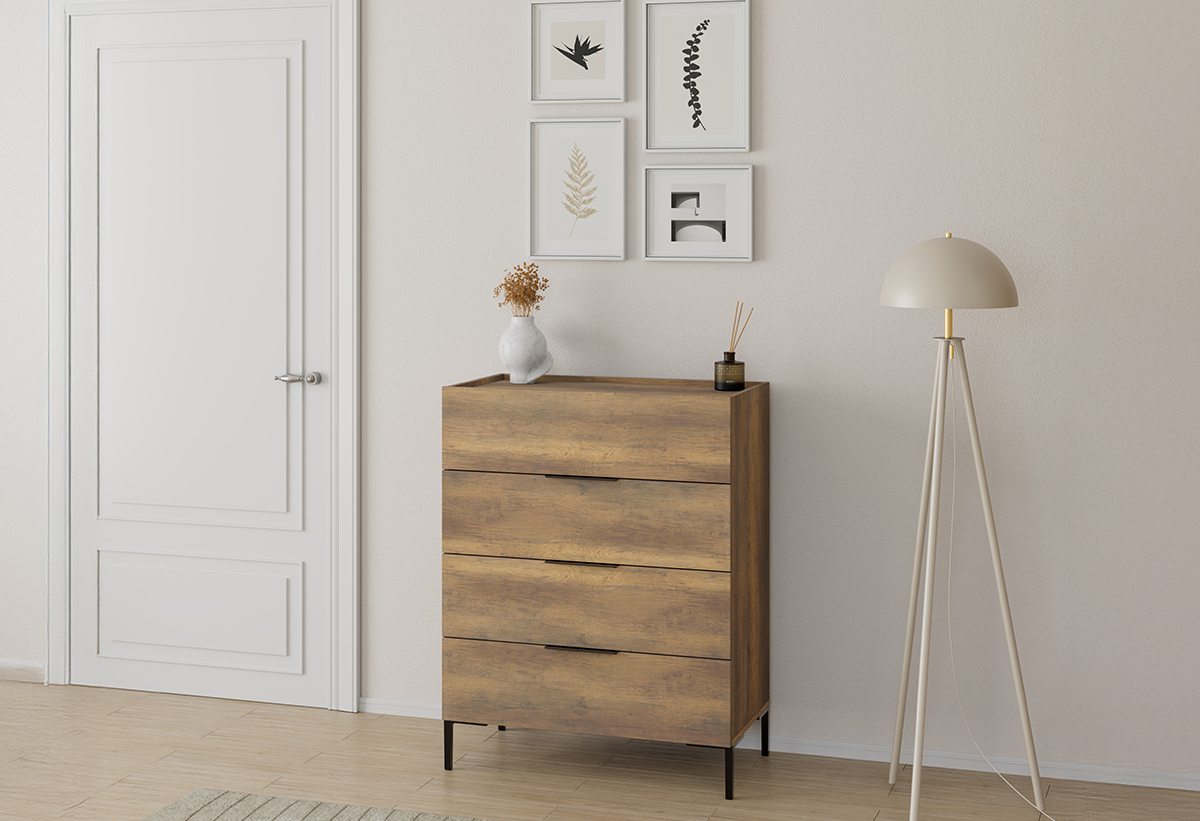 Απεικονίζεται γωνιακή λήψη της συρταριέρας σε δωμάτιο.